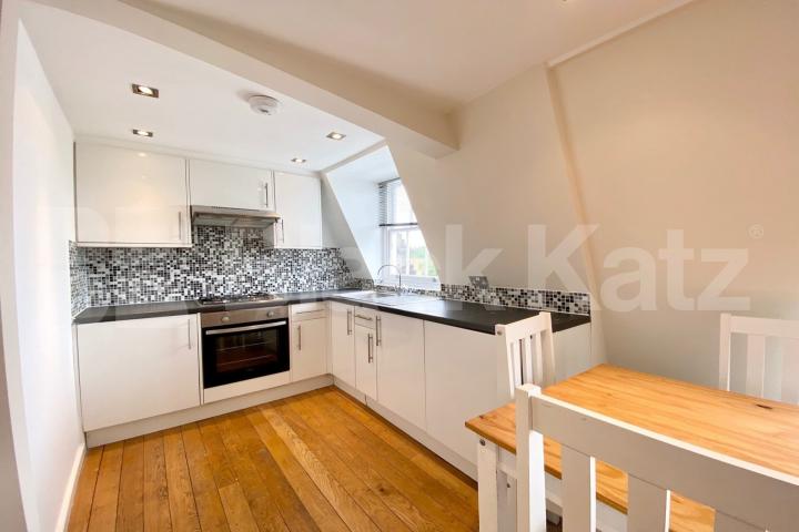 split level property with 2 bathrooms, terrace and large study/guest room Chapel Market, Angel